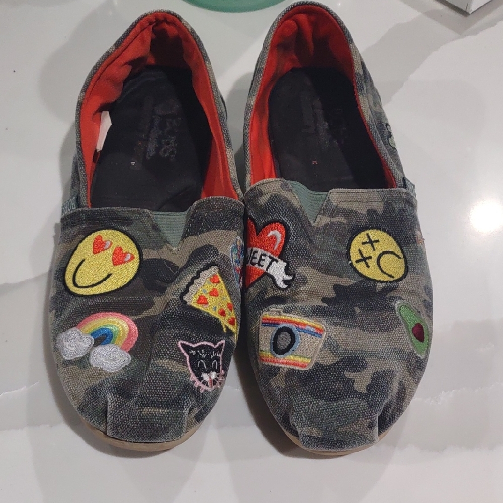 BOBS by Skechers menory foam slippers eith very cute patches Army Green. Size 10
